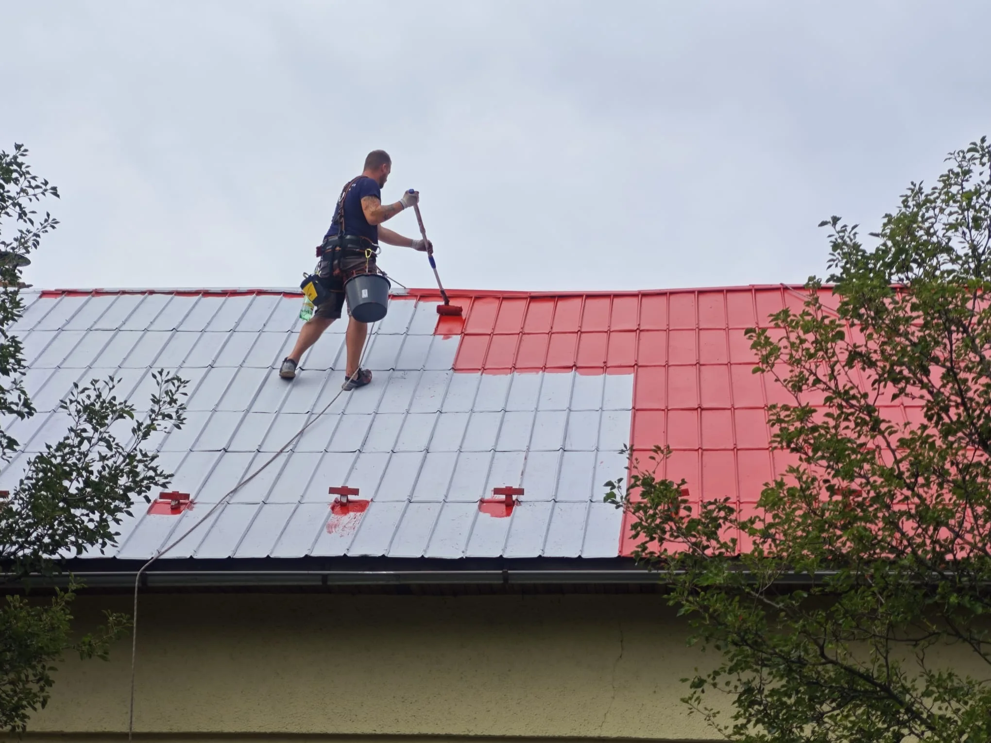 Průběh renovace a nátěru plechové střechy