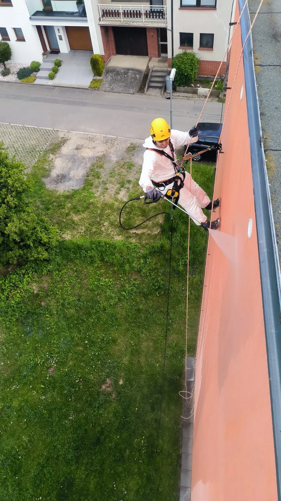 Práce na fasádě ve výšce pomocí lanové techniky