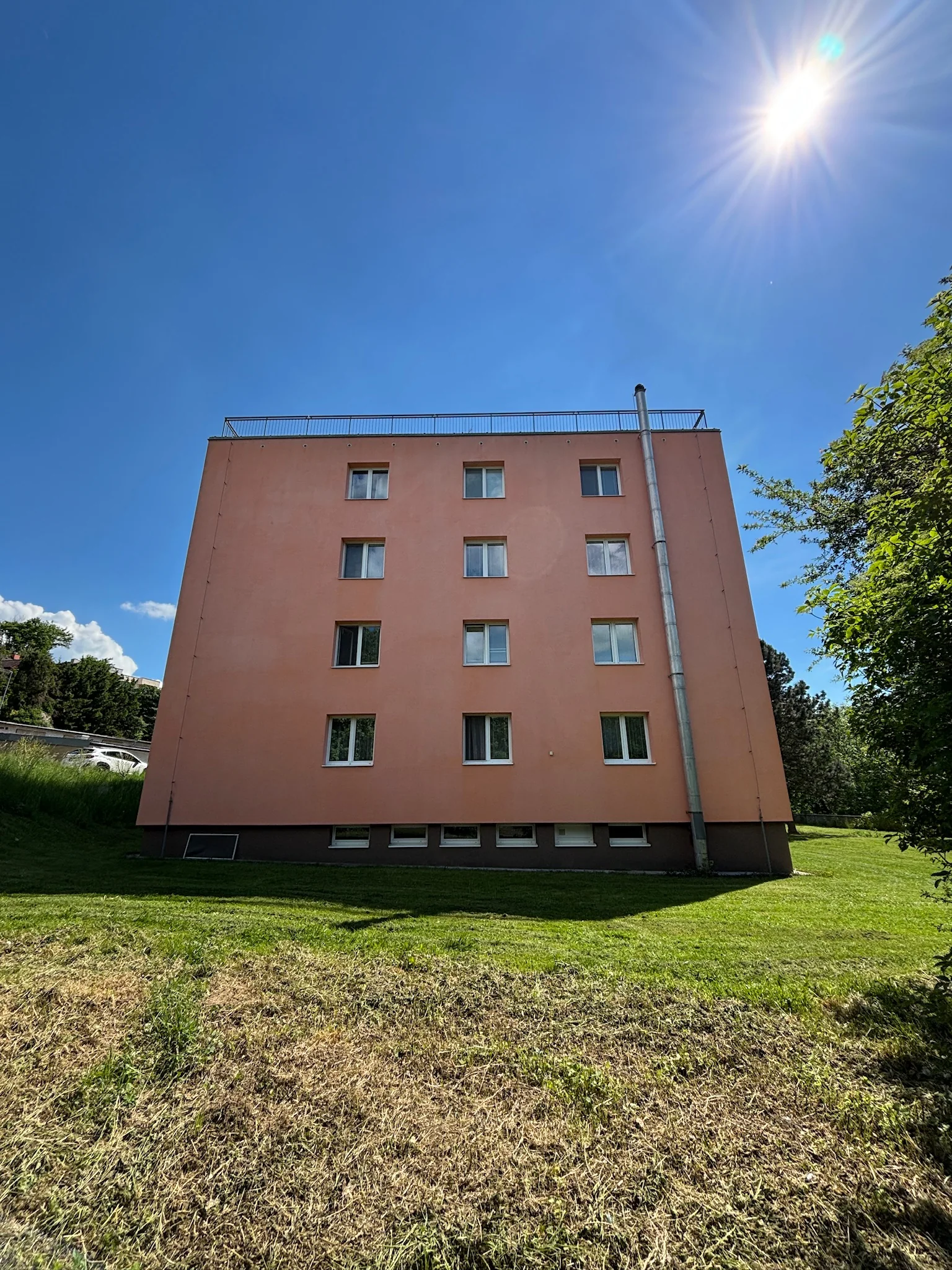Renovovaná fasáda bytového domu