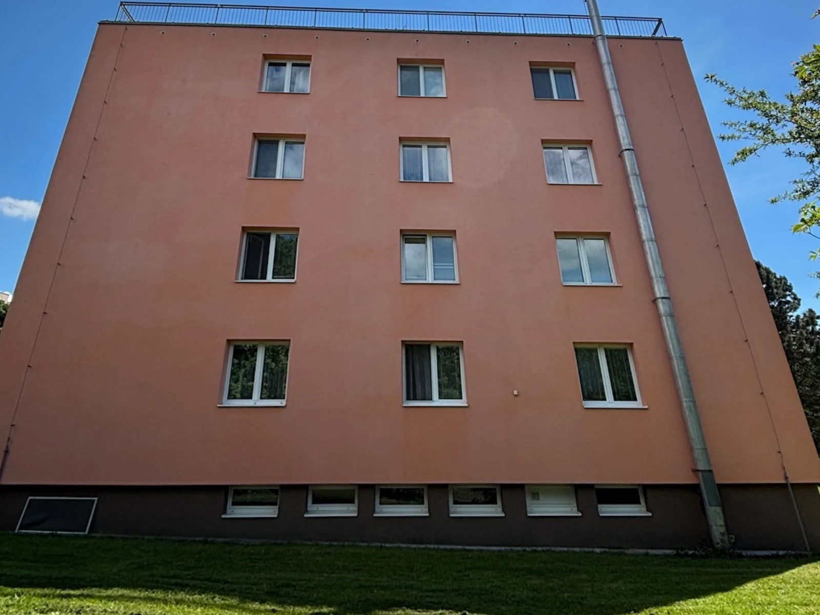 Fasáda bytového domu po renovaci