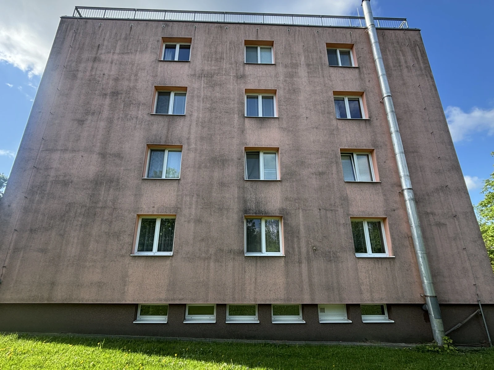 Fasáda bytového domu před renovací
